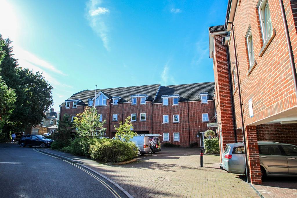 Station Way, Claygate, KT10 2 bed apartment to rent £1,500 pcm (£346 pw)