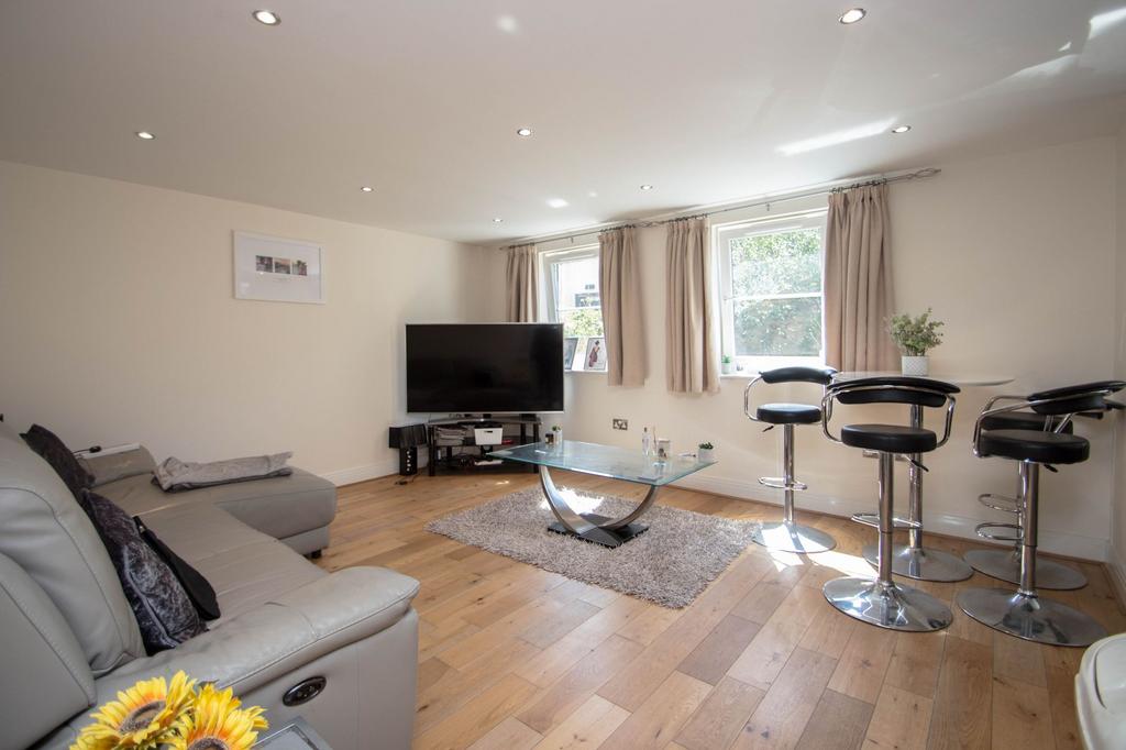 Station Way, Claygate, KT10 2 bed apartment to rent £1,500 pcm (£346 pw)