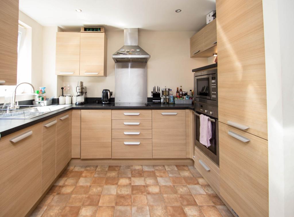 Station Way, Claygate, KT10 2 bed apartment to rent £1,500 pcm (£346 pw)