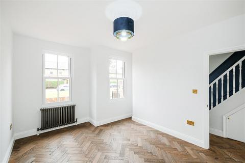 131 Elphinstone Road, London, E17 5EY