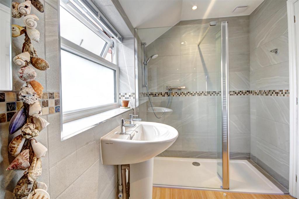 En Suite Shower Room: