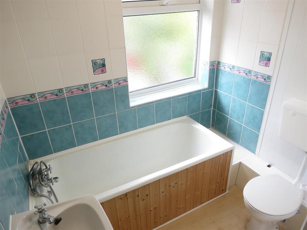 12 Roundhill Green NEW   Bathroom.JPG