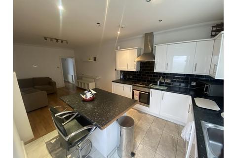 2 bedroom flat to rent, BENSHAM MANOR ROAD, THORNTON HEATH