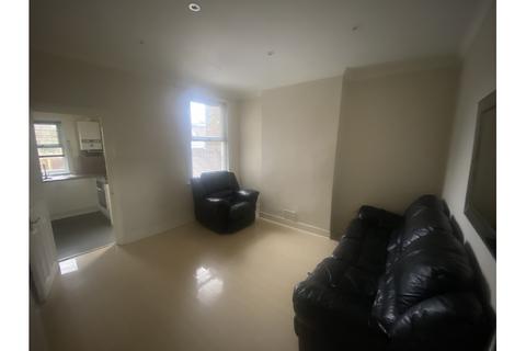 2 bedroom end of terrace house to rent, NUECHATEL ROAD, CATFORD, SE6