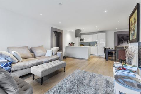 3 bedroom apartment to rent, Kensington Apartments, London E1