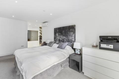undefined, Kensington Apartments, London E1