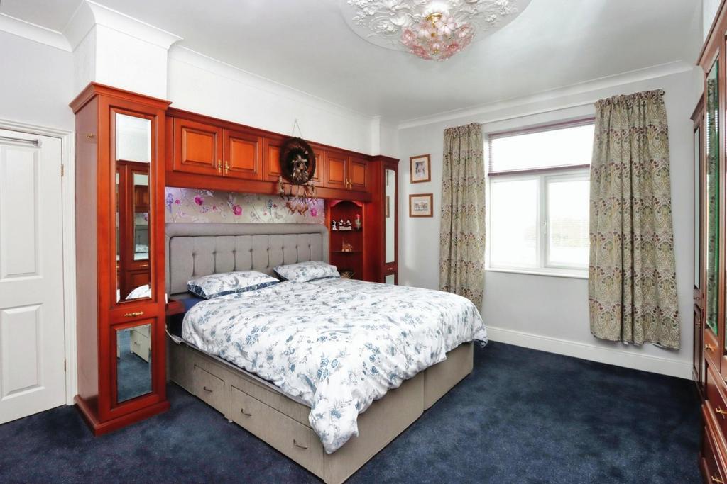 BEDROOM 1 02.jpg