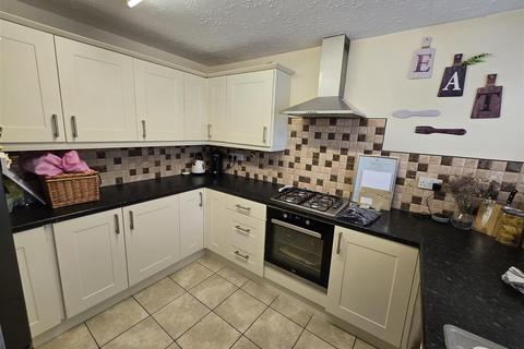 3 bedroom semi-detached house to rent, Cherry Tree Walk, Stourport-On-Severn DY13