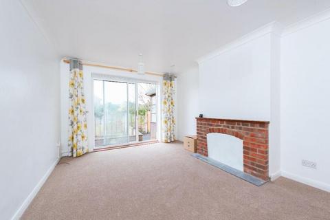 2 bedroom detached bungalow to rent, Rock Gardens, Aldershot GU11