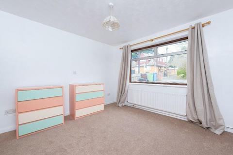 2 bedroom detached bungalow to rent, Rock Gardens, Aldershot GU11