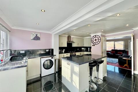 4 bedroom end of terrace house for sale, Beare Close, Plymouth PL9