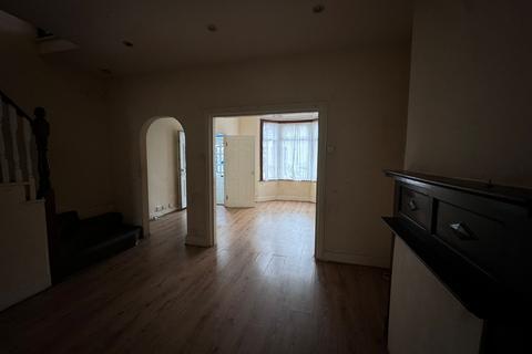 3 bedroom terraced house to rent, Mayville Road, Ilford IG1