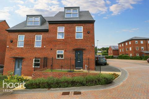 4 bedroom semi-detached house for sale, Cardwell Road, Leeds