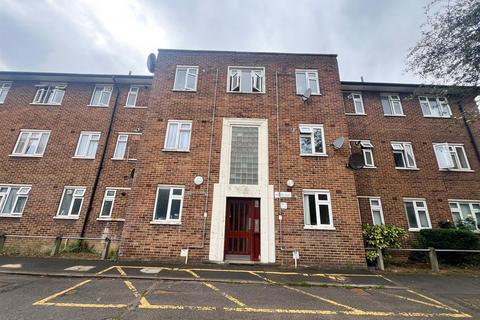 2 bedroom flat to rent, Budoch Drive, Ilford