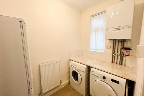 2 bedroom flat to rent, Budoch Drive, Ilford