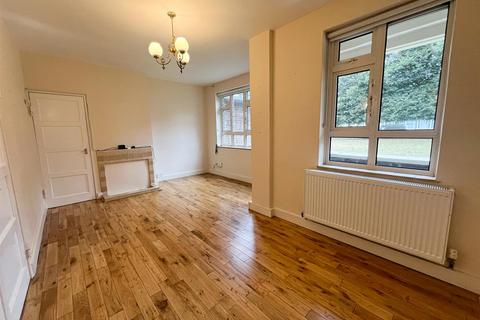 2 bedroom flat to rent, Budoch Drive, Ilford