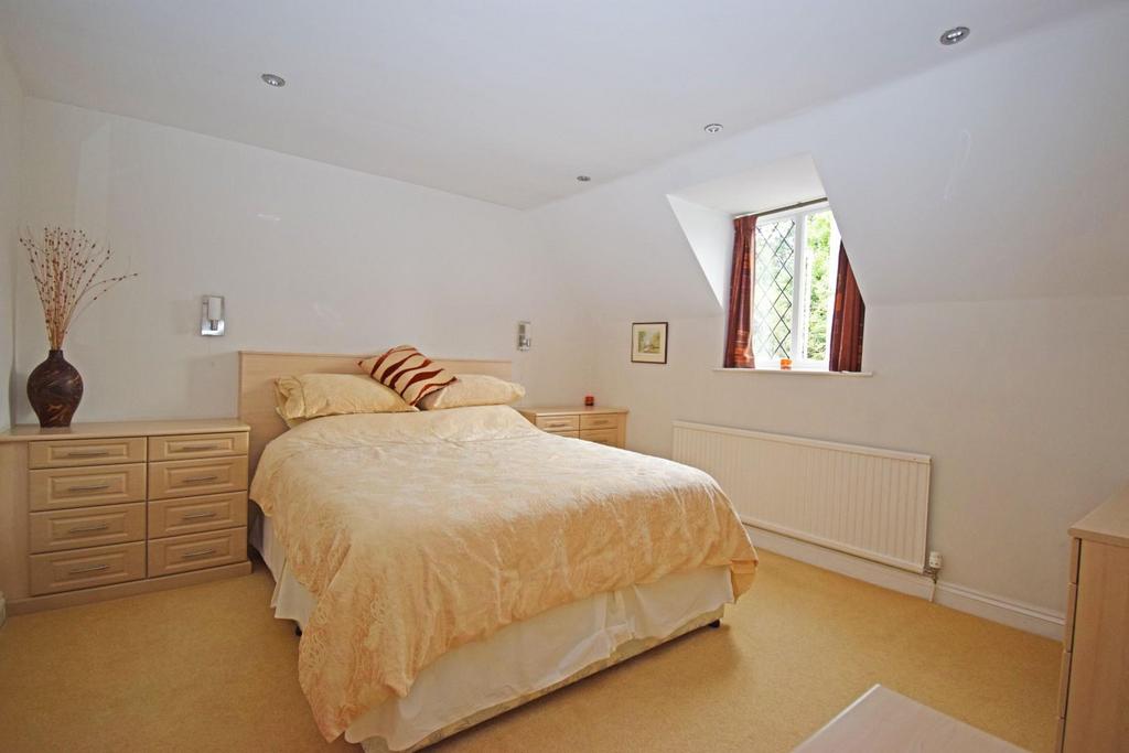 45 Fairfeild Road, bed 2a.jpg