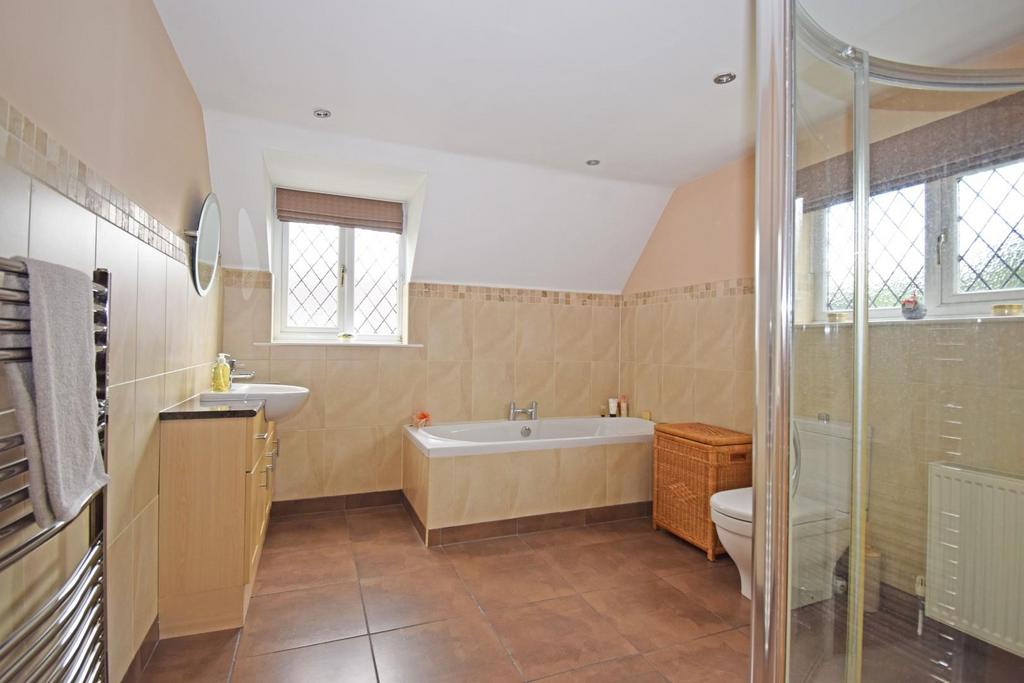 45 Fairfield Road, bathroom a.jpg