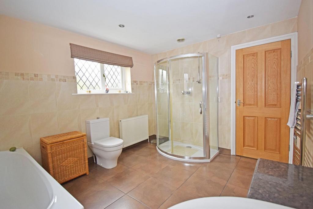 45 Fairfeild Road, bathroom b.jpg