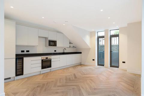 3 bedroom end of terrace house for sale, London SW8