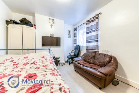 2 bedroom flat for sale, Elder Gardens, West Norwood, SE27