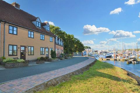 4 bedroom townhouse to rent, Redshank Way, Newport PO30