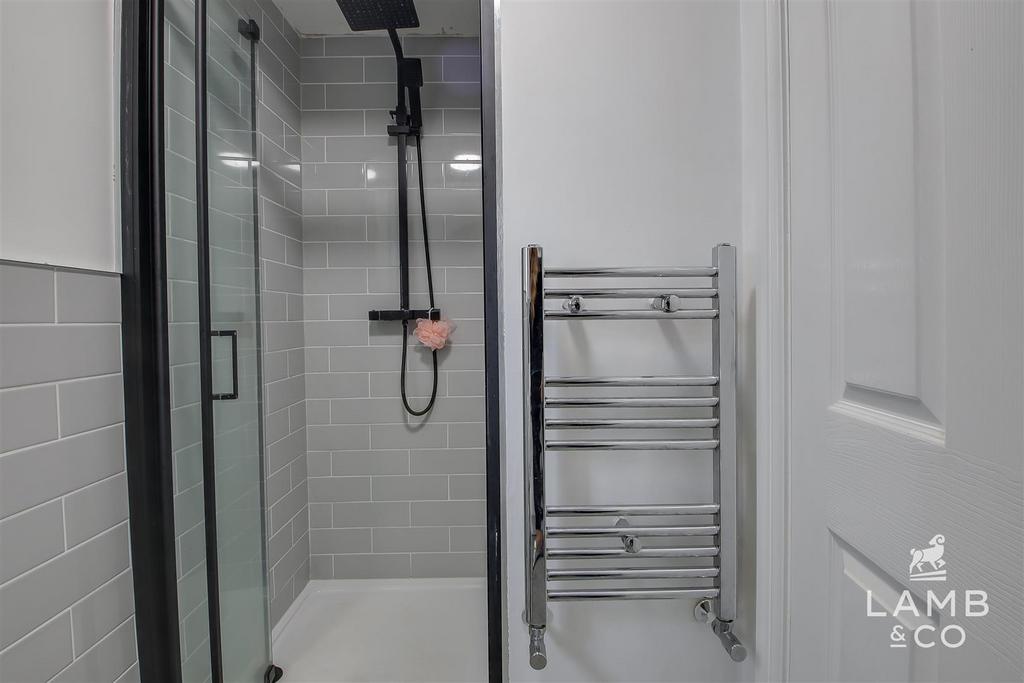 Cloak/shower room: