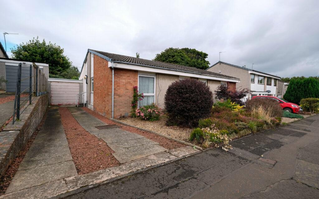27 Woodfield Avenue, Edinburgh, EH13 0HX 2 bed semidetached bungalow