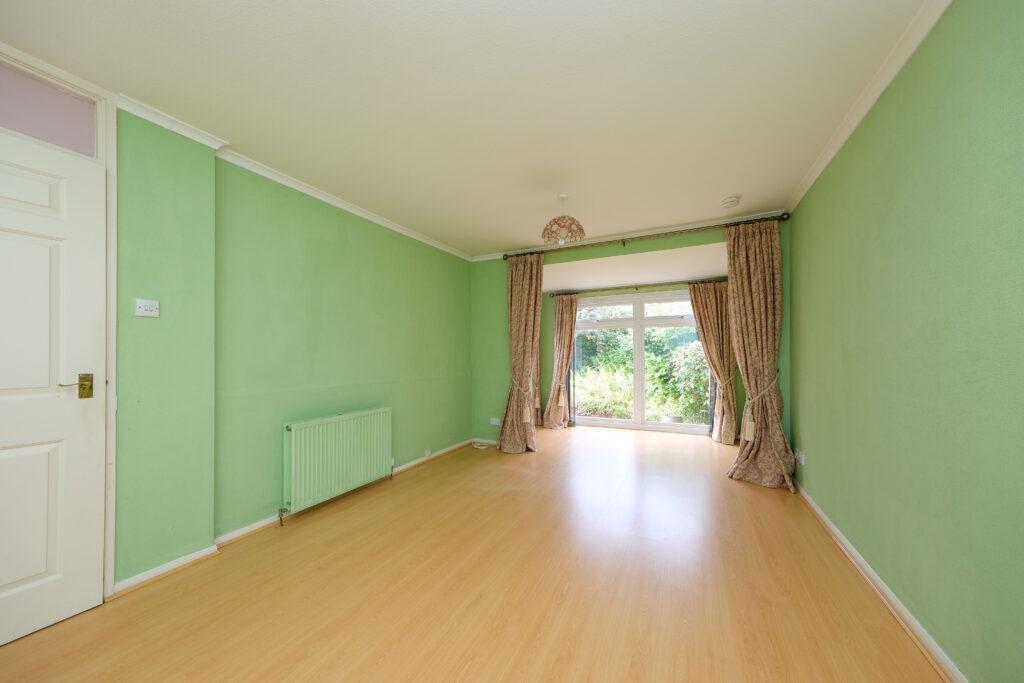 27 Woodfield Avenue, Edinburgh, EH13 0HX 2 bed semidetached bungalow