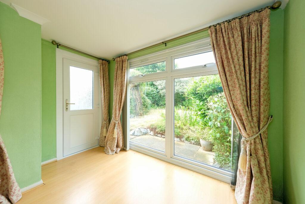 27 Woodfield Avenue, Edinburgh, EH13 0HX 2 bed semidetached bungalow