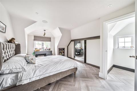 2 The Gallops, Esher, KT10 8BN