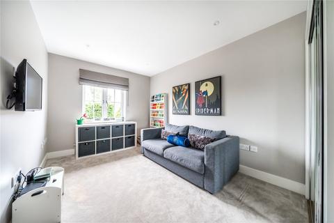 2 The Gallops, Esher, KT10 8BN