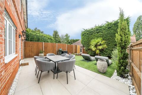 2 The Gallops, Esher, KT10 8BN