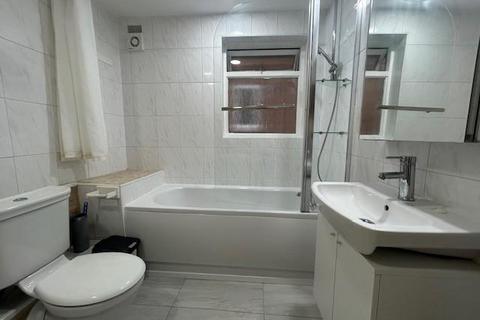 2 bedroom flat to rent, Greenlands Road,  Staines-Upon-Thames,  TW18