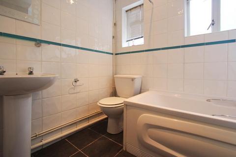 2 bedroom flat to rent, Connaught Road, Cardiff CF24