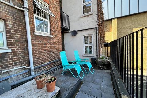 4 bedroom flat to rent, Chalton Street, London NW1