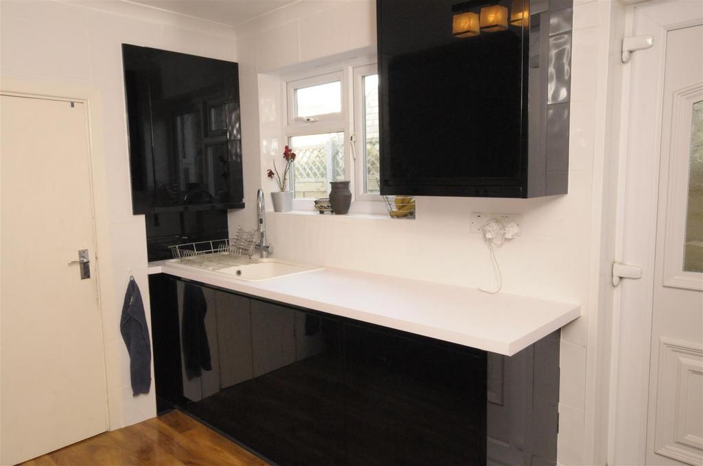 Kitchen 3.JPG