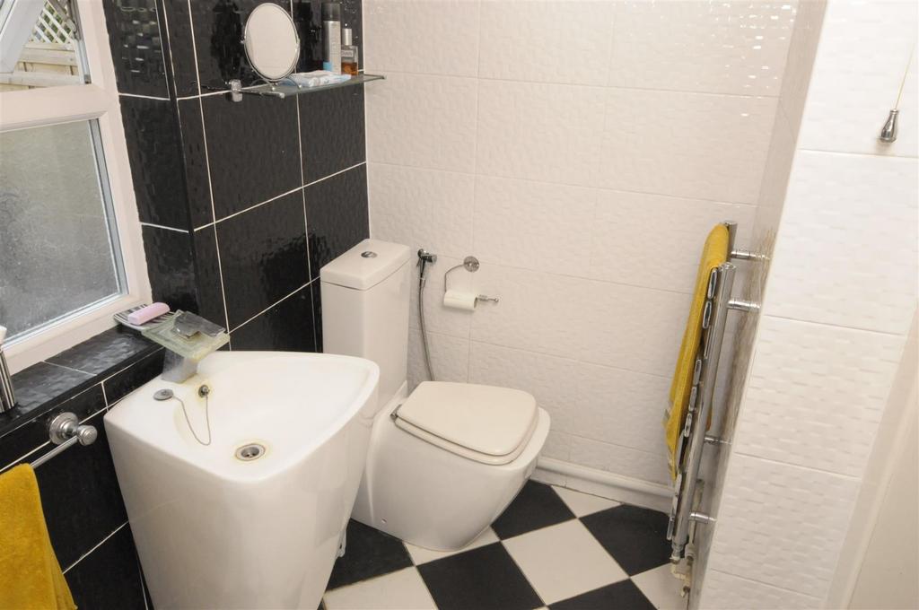 Bathroom 1.JPG