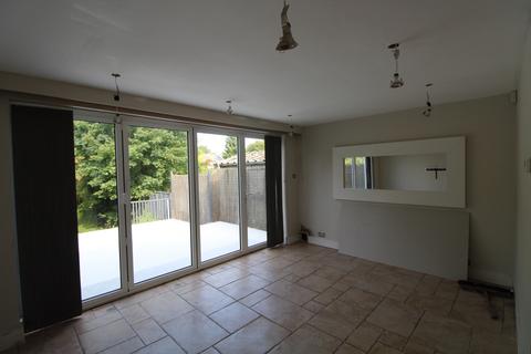 3 bedroom semi-detached house to rent, Western Avenue, Brentwood, CM14