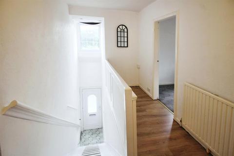 2 bedroom flat for sale, Southway, Leeds LS18