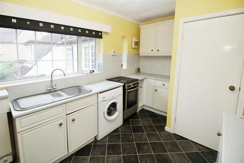 2 bedroom flat for sale, Southway, Leeds LS18