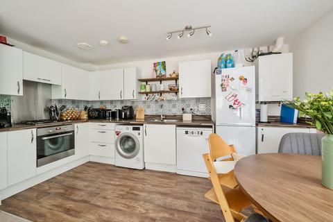 2 bedroom flat for sale, Shetland Close, Cranleigh, GU6