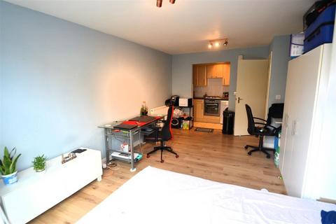 Studio to rent, Wooldridge Close, Feltham