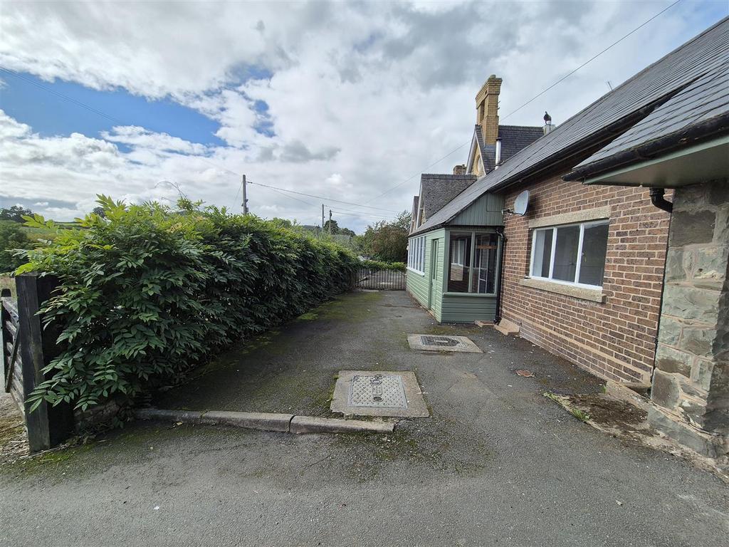 Front hedge.jpg