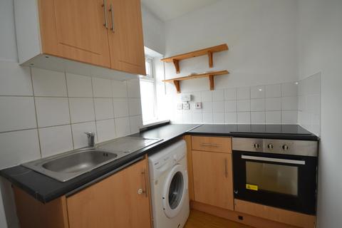 2 bedroom flat to rent, Woodcote Road, Wallington, SM6