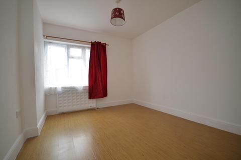 2 bedroom flat to rent, Woodcote Road, Wallington, SM6