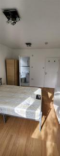 1 bedroom in a house share to rent, Allison Road, London