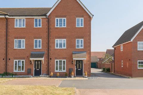 4 bedroom end of terrace house for sale, Blackberry Way, Swaffham