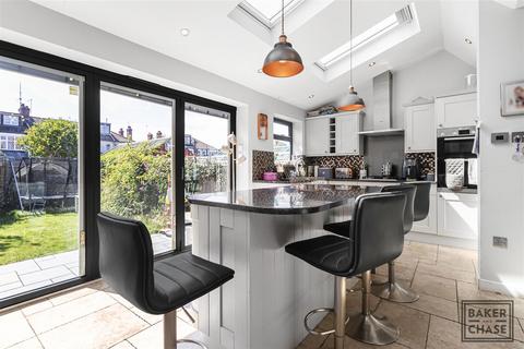 4 bedroom end of terrace house for sale, Halstead Gardens, London N21