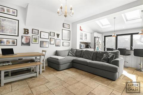 4 bedroom end of terrace house for sale, Halstead Gardens, London N21